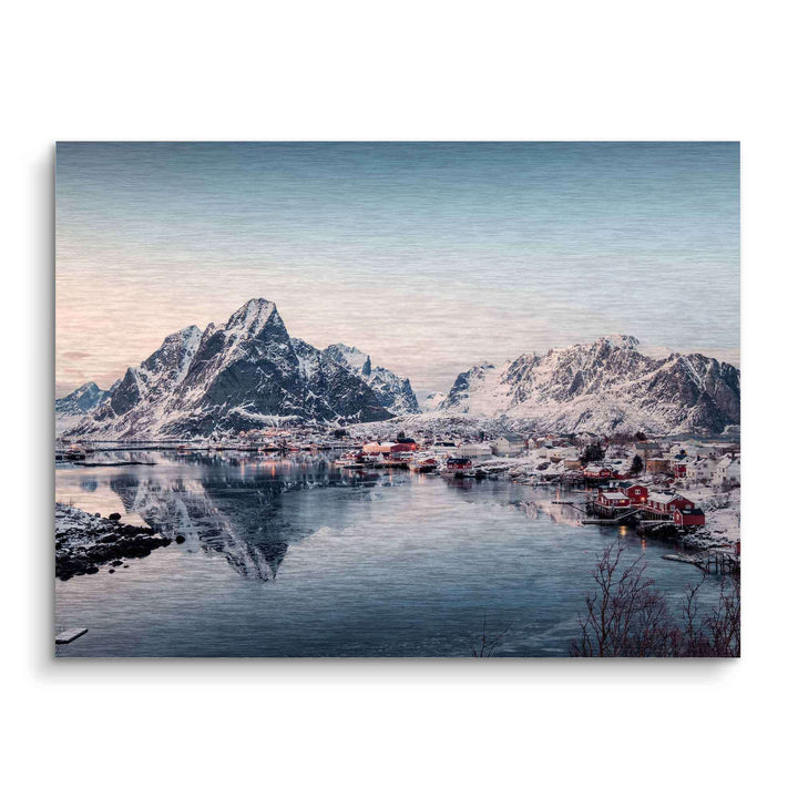 Wandbild mit verschneitem Fischerdorf am Wasser, Berge im Winterpanorama, ruhige Landschaft