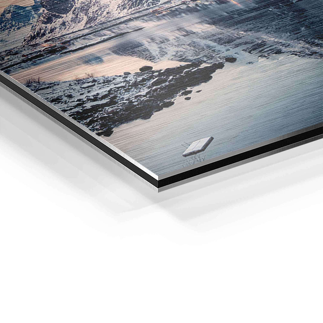 Detailaufnahme eines Wandbilds mit winterlichem Fischerdorf, Schnee, See und Bergen