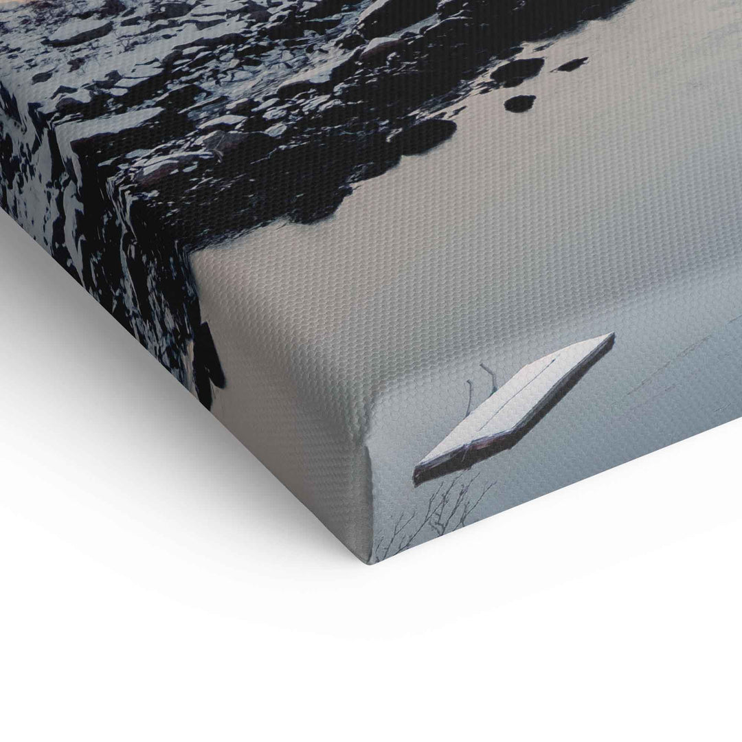 Leinwanddruck Detail mit verschneitem Boot und winterlicher Wasserlandschaft