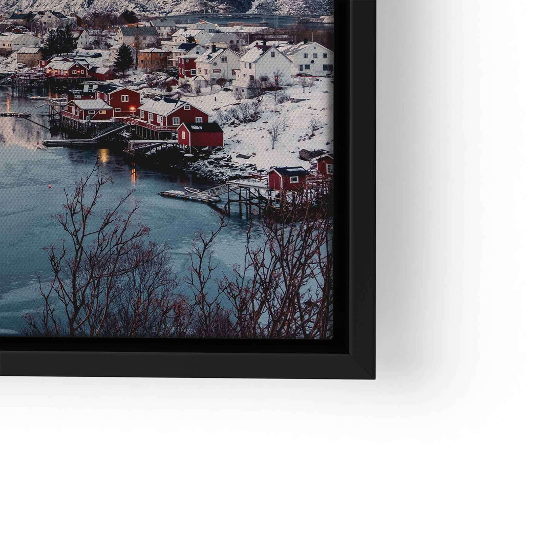 Wandbild mit verschneitem Fischerdorf am Wasser, rote Holzhäuser, Winterlandschaft
