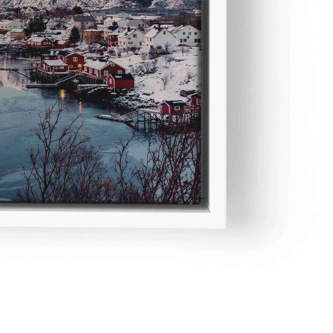 Wandbild mit verschneitem Fischerdorf, roten Häusern am Wasser im Winter