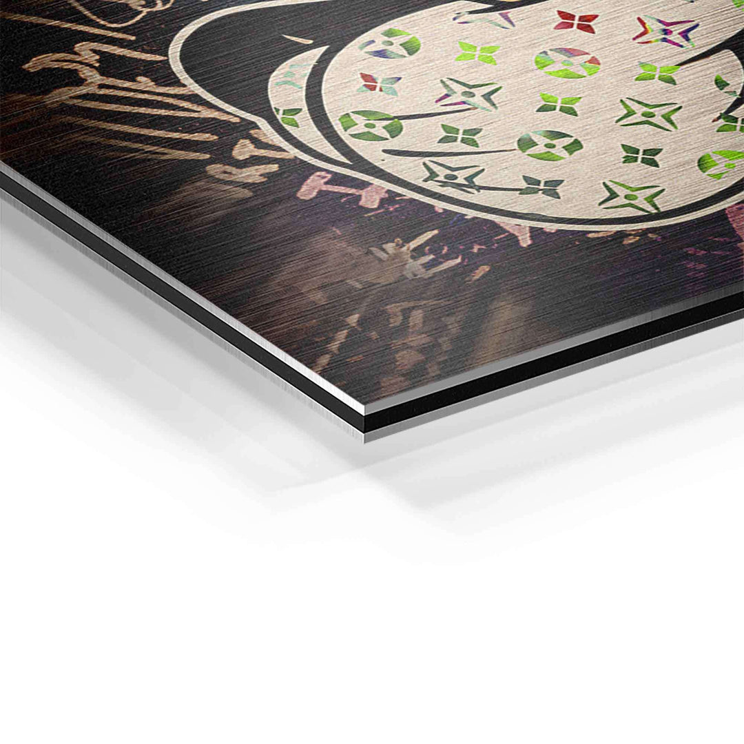 Detail eines Wandbilds mit Comic-Micky-Maus und buntem Muster auf Aluminium