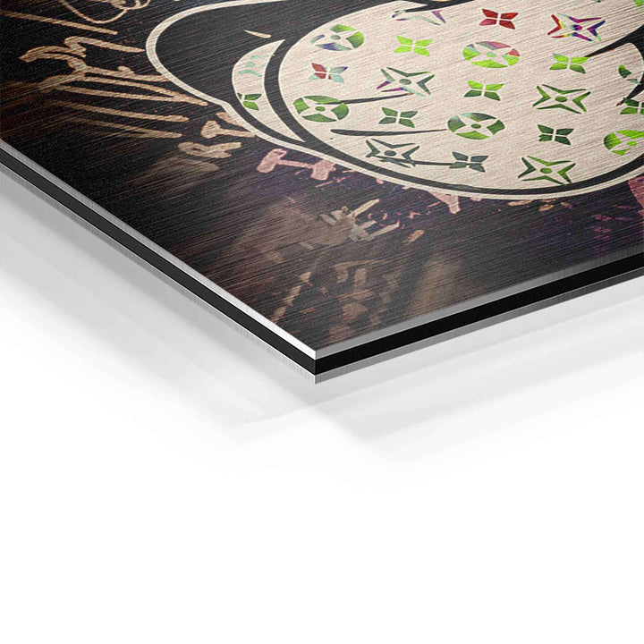 Detail eines Wandbilds mit Comic-Micky-Maus und buntem Muster auf Aluminium