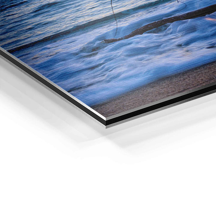Detail eines Wandbilds mit Geäst am Strand, Sonnenuntergang und Meereswellen, Kunstdruck