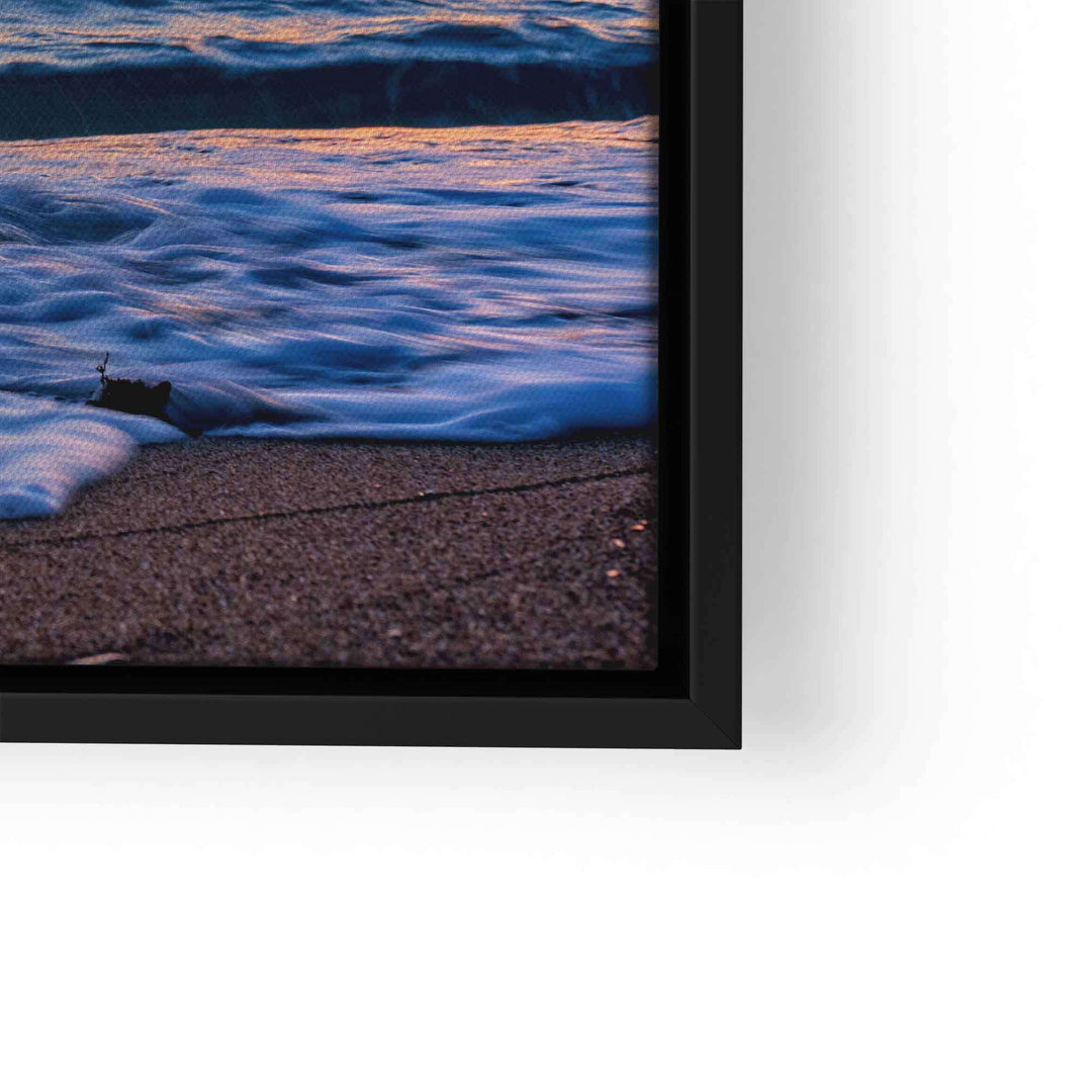 Wandbild mit Ästen am Strand und Wellen im Sonnenuntergang, maritimes Leinwandbild