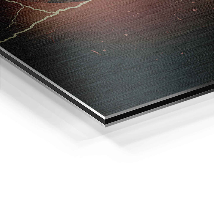 Detailaufnahme eines modernen Wandbilds auf gebürstetem Aluminium, elegante Oberfläche