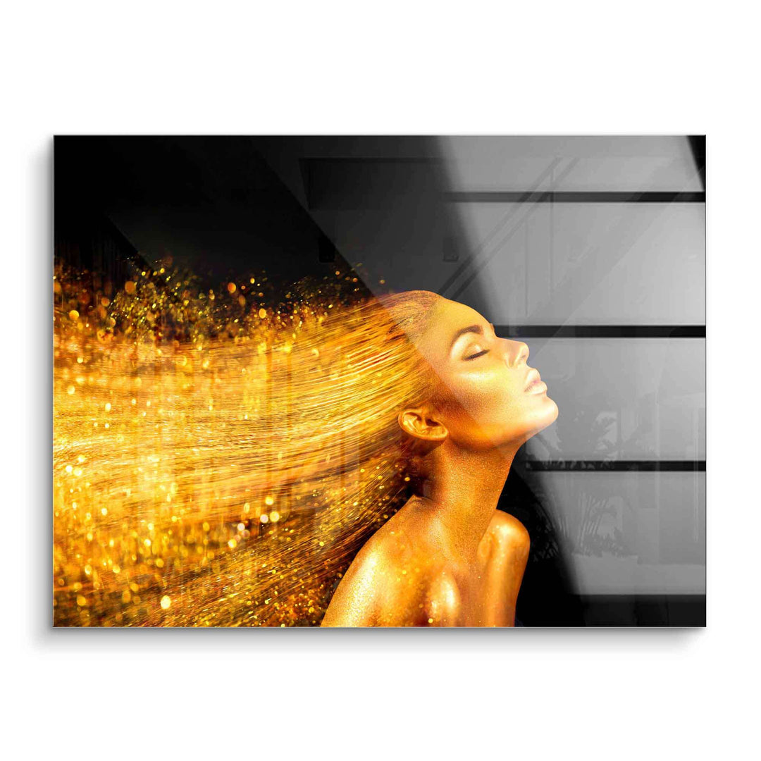 Modernes Wandbild auf Acrylglas mit Frau und leuchtenden goldenen Haaren auf schwarzem Hintergrund