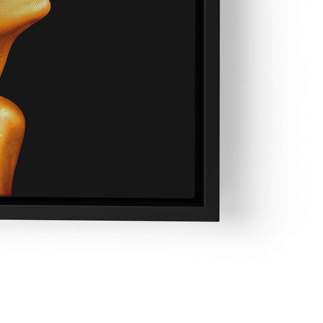 Modernes Wandbild mit goldenem Profil einer Frau auf schwarzem Hintergrund im Rahmen
