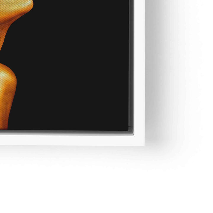 Modernes Wandbild mit goldener Silhouette vor schwarzem Hintergrund im weißen Rahmen