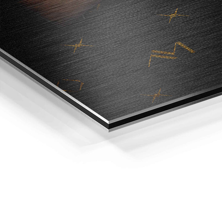 Detailaufnahme einer schwarzen Aluminiumplatte mit goldenen Linien und gebürsteter Textur
