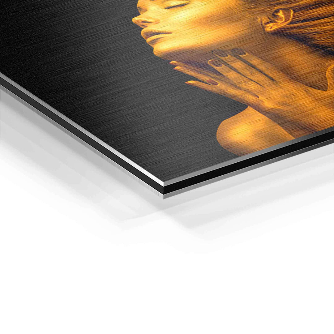 Modernes Wandbild mit goldener Frau, glänzender Effekt auf schwarzem Hintergrund