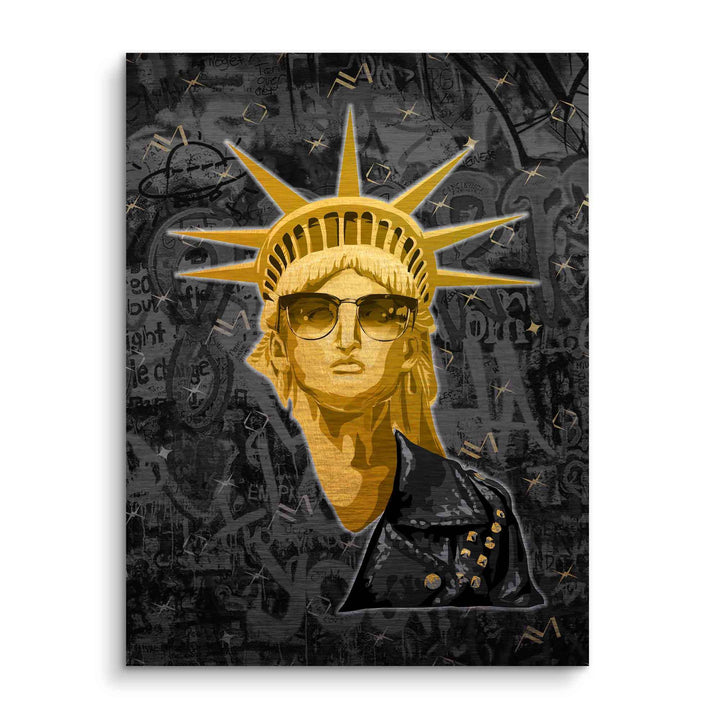 Wandbild goldene Freiheitsstatue mit Sonnenbrille und Lederjacke vor dunklem Graffiti-Hintergrund