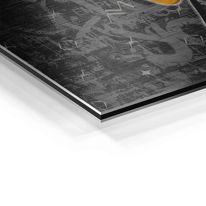 Detailansicht eines Wandbilds mit goldener Freiheitsstatue auf Aluminium, moderne Kunst