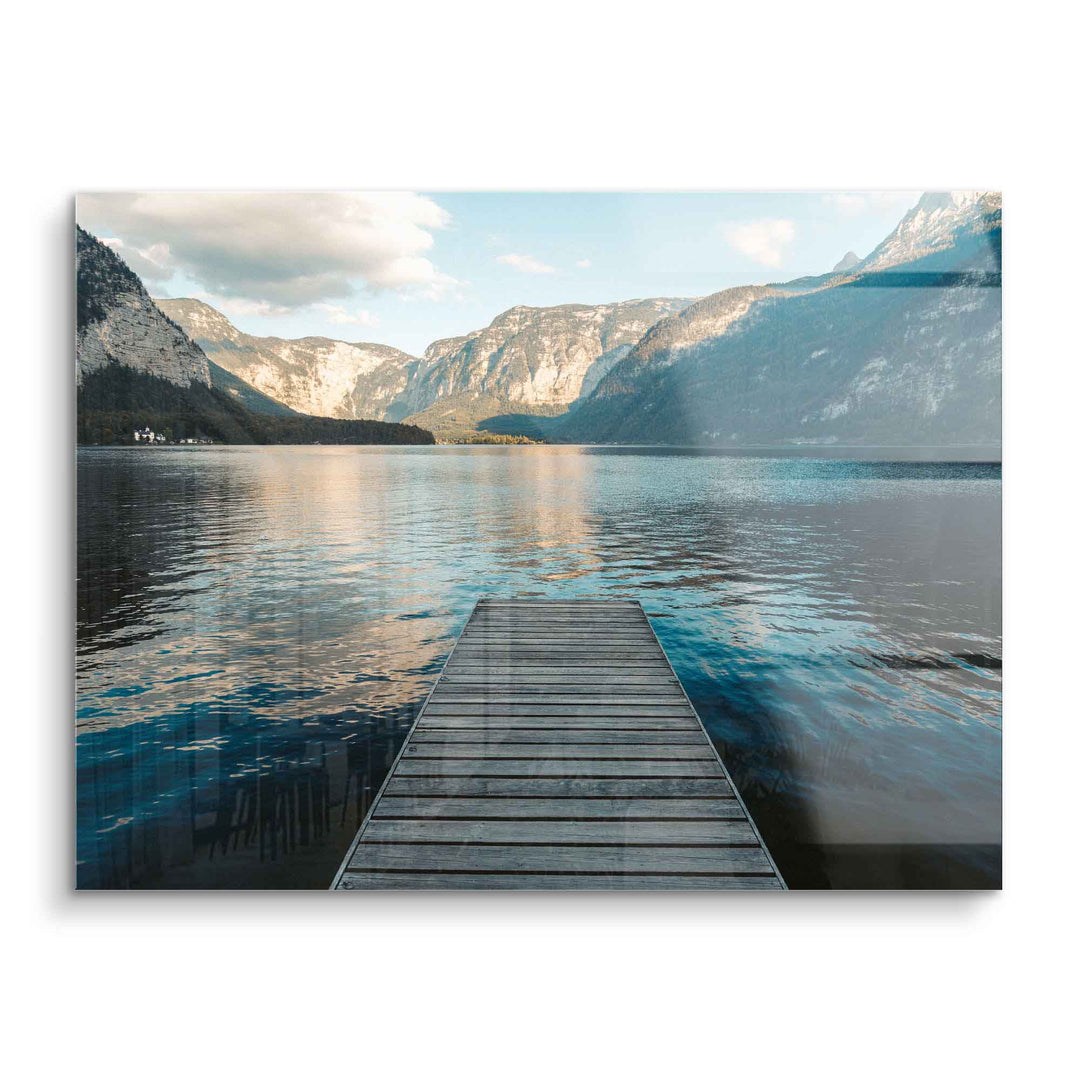 Wandbild mit Steg am Bergsee, Alpenpanorama, ruhiges Wasser, Natur Landschaft