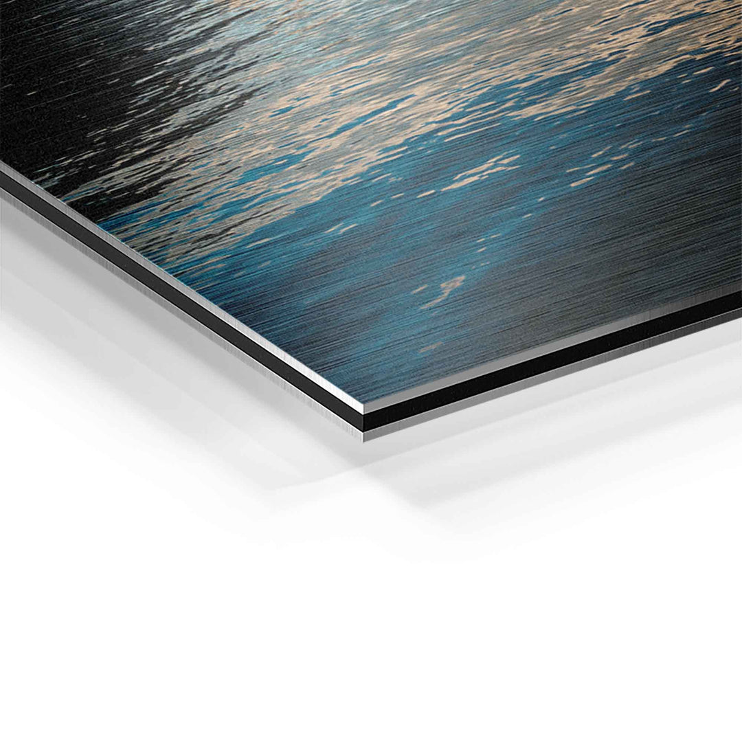 Detailansicht eines Wandbilds mit gebürsteter Aluminium-Oberfläche und Bergsee-Reflexionen