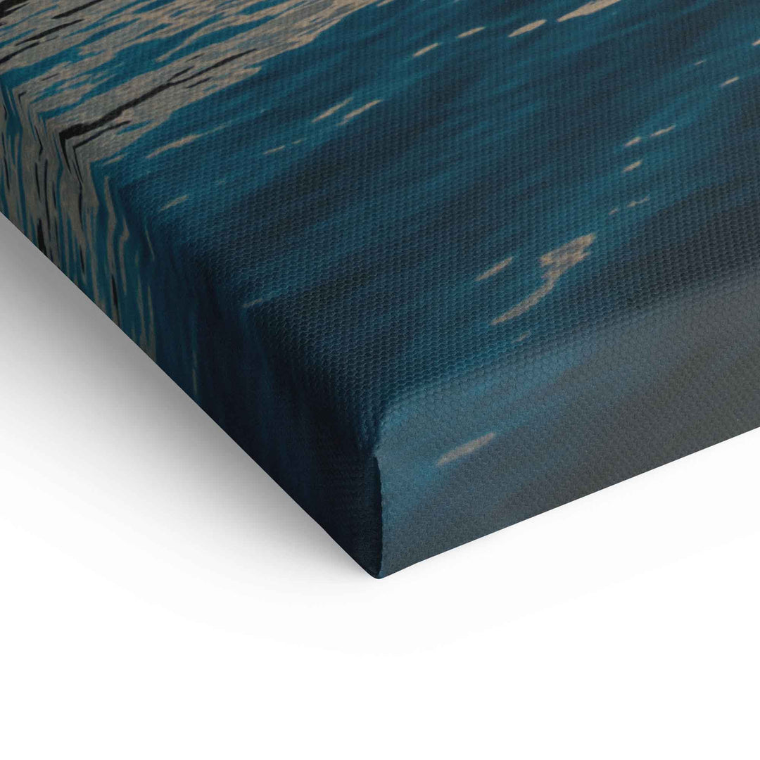 Detailaufnahme einer Leinwand mit blauem Bergsee-Motiv und Wasserreflexionen