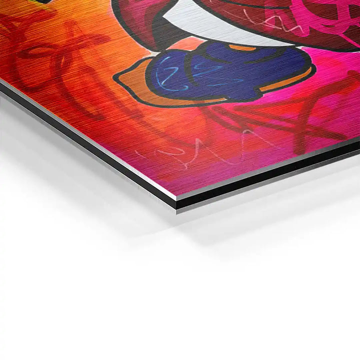 Detailaufnahme eines modernen Wandbilds auf Aluminium mit buntem Pop Art Motiv und gebürsteter Oberfläche