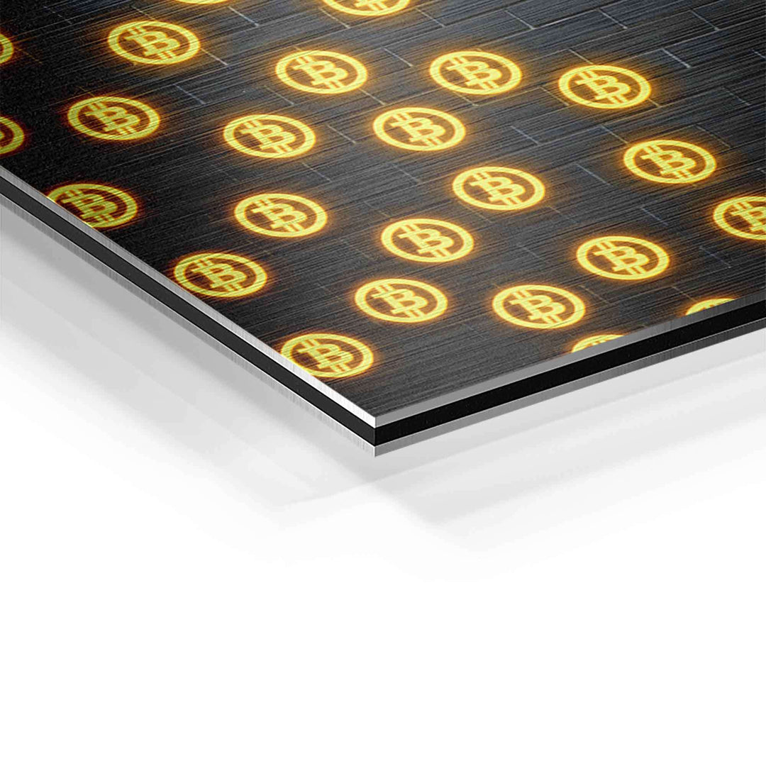 Detailansicht Wandbild mit leuchtenden Bitcoin-Symbolen auf dunkler Aluminiumoberfläche