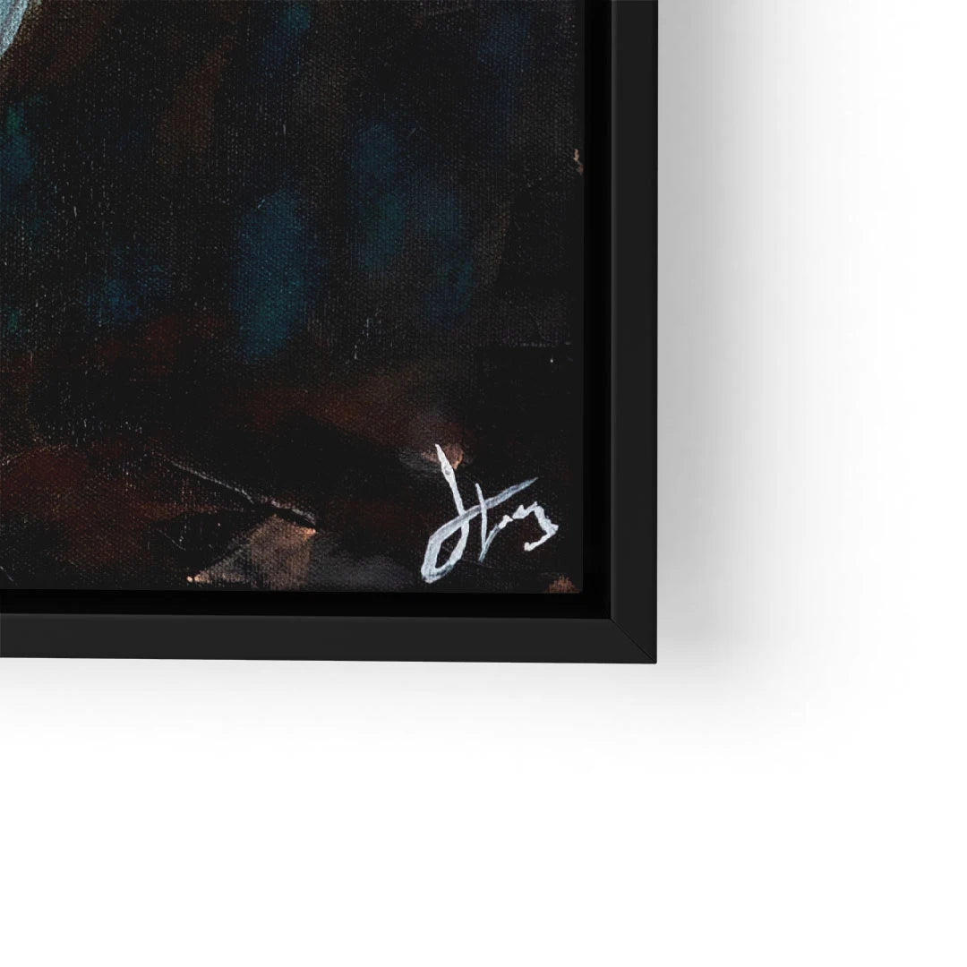 Detail eines gerahmten Wandbilds mit Künstler-Signatur auf dunklem Hintergrund