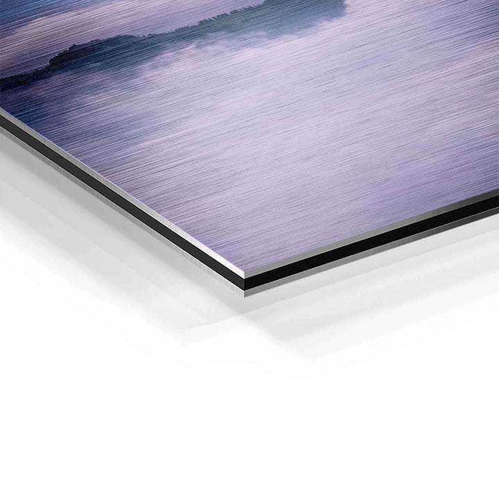 Detailaufnahme eines Wandbilds mit Berglandschaft und Himmel auf gebürstetem Aluminium.