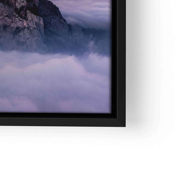 Wandbild mit Berglandschaft, Felsen und Wolken im eleganten schwarzen Rahmen
