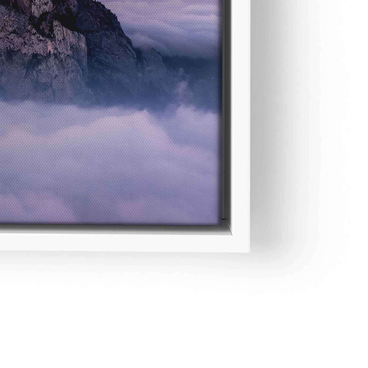 Wandbild mit Berglandschaft, Wolken und Pastell-Himmel in weißem Rahmen