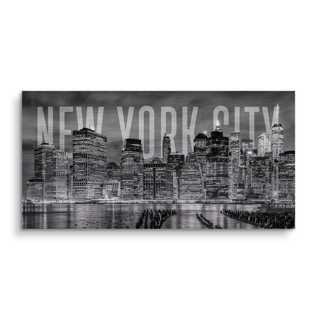 Schwarz-weiß Wandbild New York City Skyline bei Nacht mit moderner Beschriftung