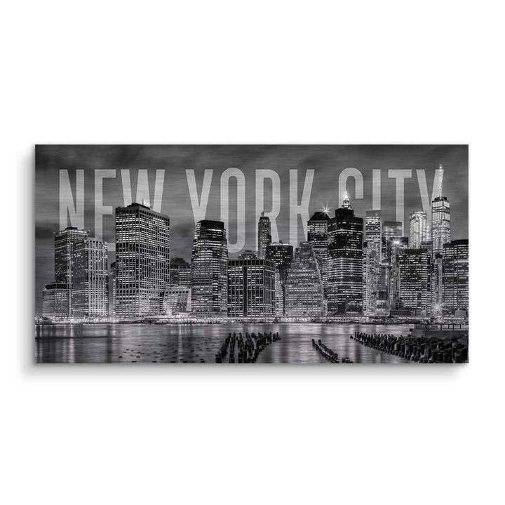 Schwarz-weiß Wandbild New York City Skyline bei Nacht mit moderner Beschriftung