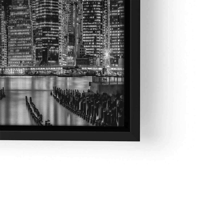 Schwarz-weiß Wandbild New York City Skyline mit Wasser und Hochhäusern im modernen Stil