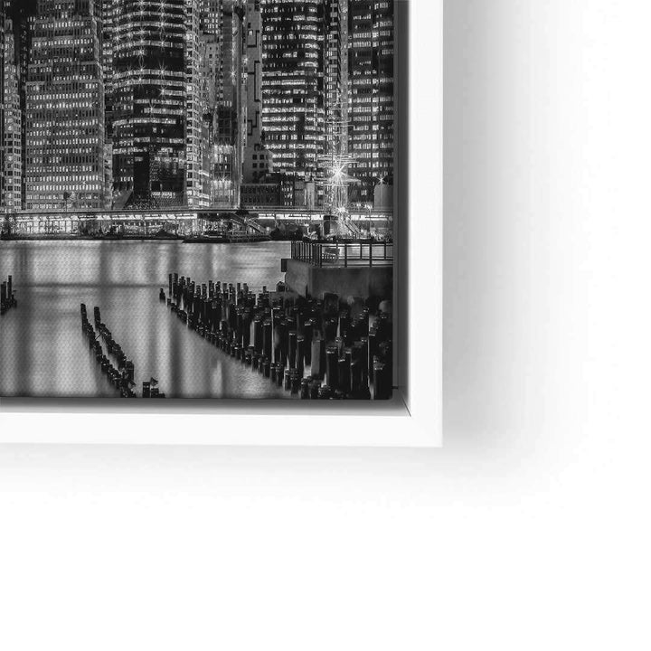 Schwarzweiß Wandbild New York City Skyline bei Nacht mit Wasser und Hochhäusern