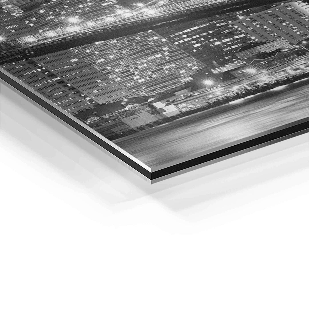 Detailaufnahme Wandbild New York Skyline schwarz-weiß auf Aluminium, beleuchtete Gebäude