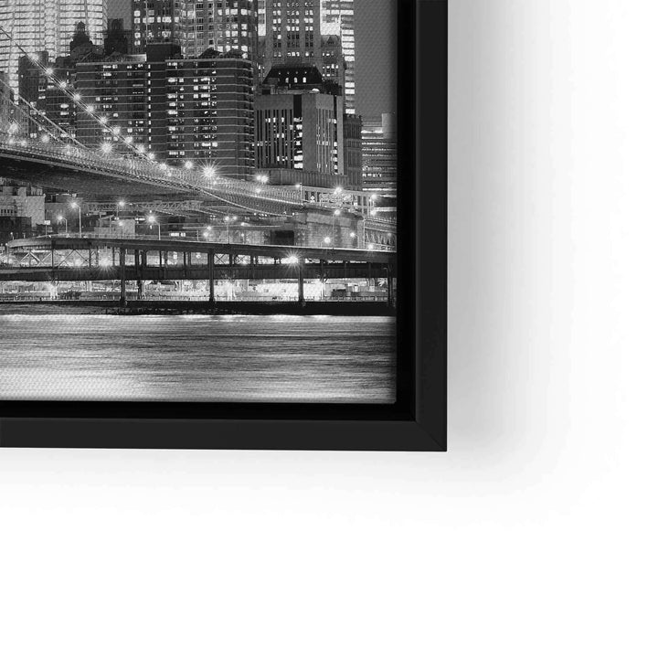 Schwarz-weiß Leinwandbild mit New York Skyline, beleuchtete Brücke und Wasser im Vordergrund