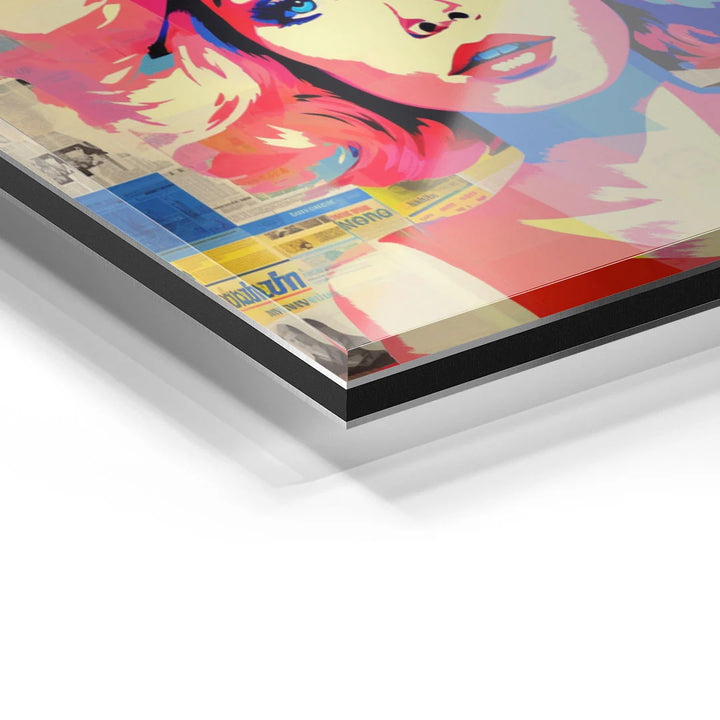 Detail eines bunten Acrylglas-Wandbilds mit Pop Art Frau und Zeitungsmotiv
