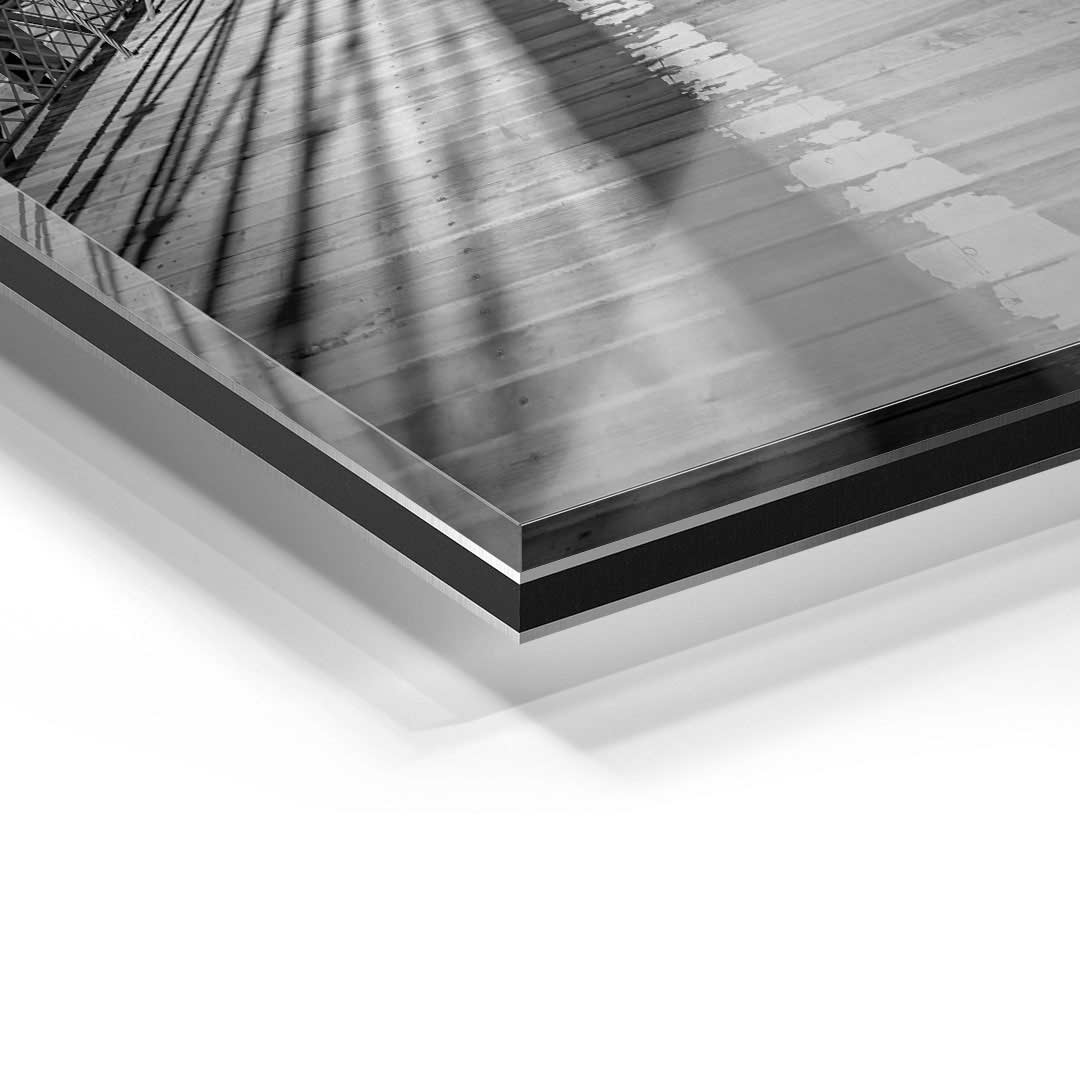 Detailaufnahme von Acrylglas-Wandbild mit NYC Brooklyn Bridge in Schwarz-Weiß