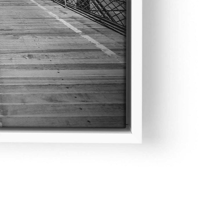 Schwarzweißes Wandbild mit Motiv der Brooklyn Bridge, Nahaufnahme Holzplanken und Geländer