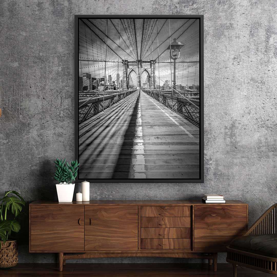 Schwarzweiß Wandbild Brooklyn Bridge in modernem Wohnzimmer, Architektur Fotokunst New York