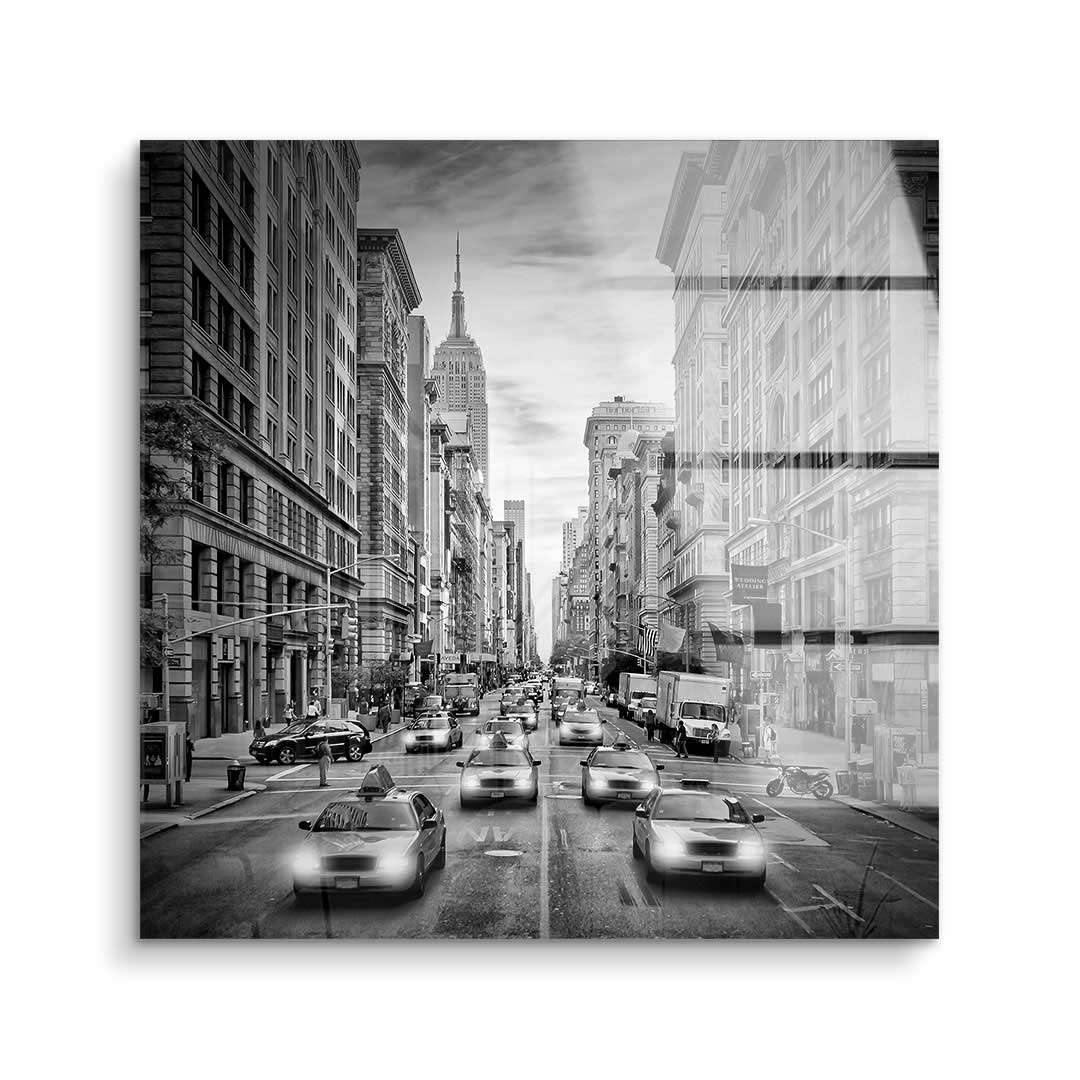 Schwarz-weiß Wandbild von New York Citys Fifth Avenue mit Empire State Building und Autos