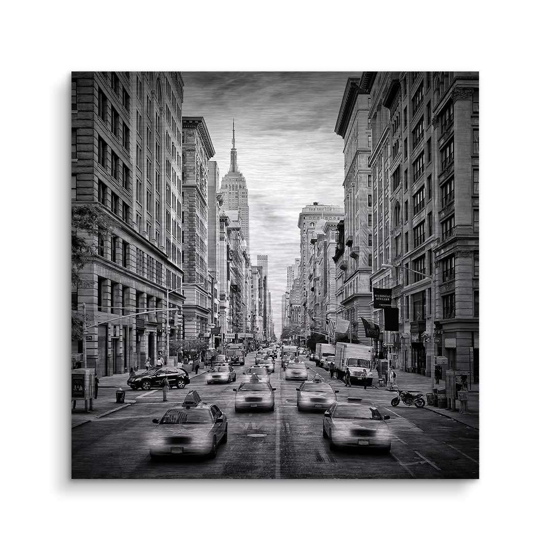 Schwarzweiß Wandbild von NYC Fifth Avenue mit Empire State Building und belebter Straße