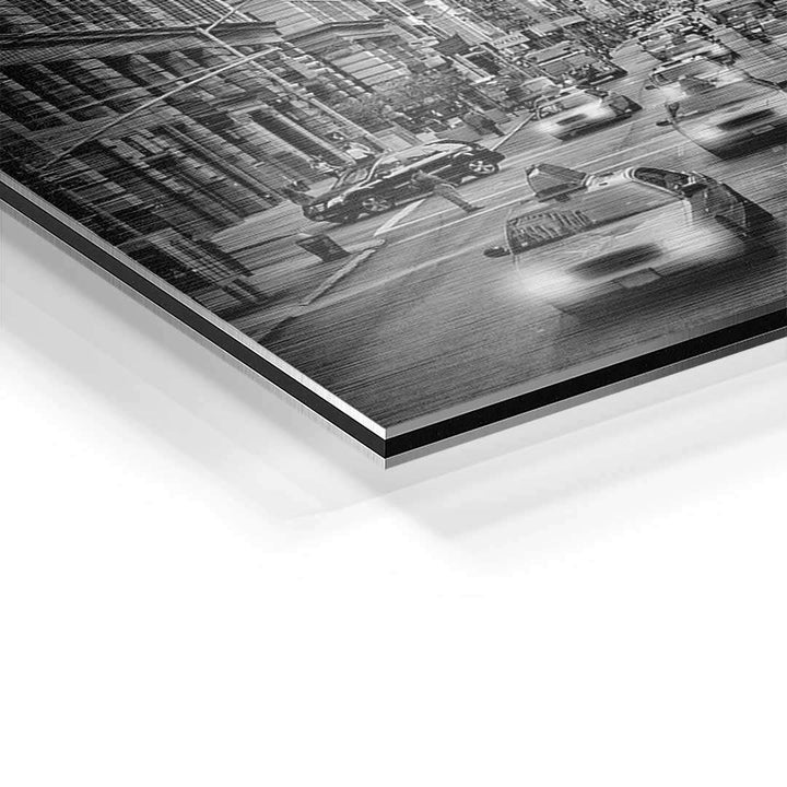 Detailaufnahme Wandbild NYC Fifth Avenue schwarz-weiß mit Autos, moderner Kunstdruck auf Aluminium