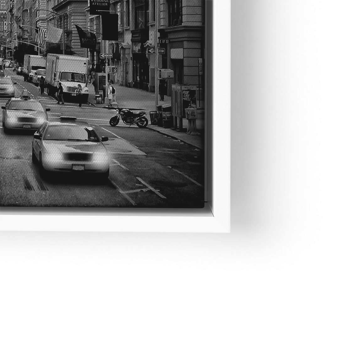 Schwarz-weiß Wandbild Fifth Avenue NYC mit Taxis, Straßenszene und Hochhäusern
