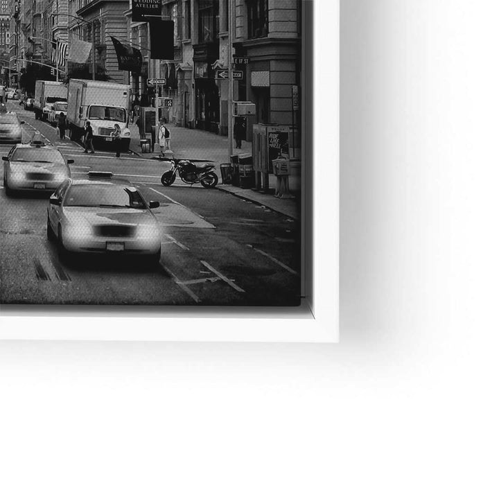 Schwarz-weiß Wandbild Fifth Avenue NYC mit Taxis, Straßenszene und Hochhäusern
