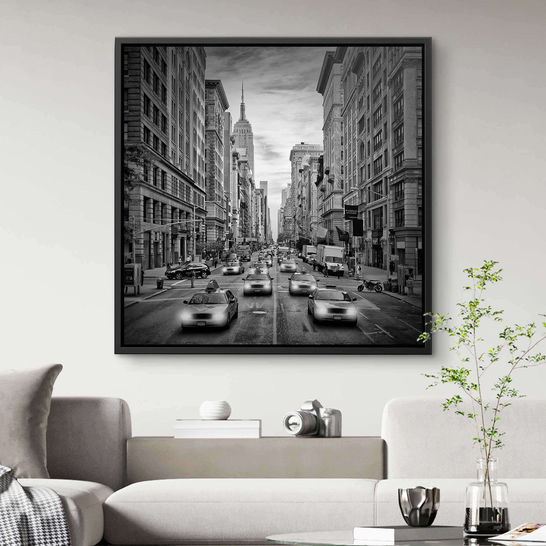 Schwarz-weiß Wandbild mit New York City Skyline und belebter Fifth Avenue im Wohnzimmer