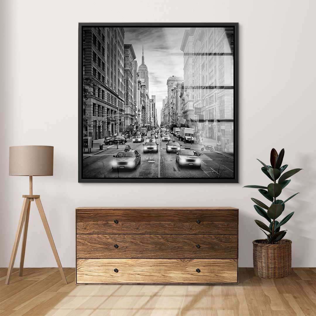 Modernes Wohnzimmer mit Schwarz-Weiß-Wandbild der New Yorker Fifth Avenue und Empire State Building