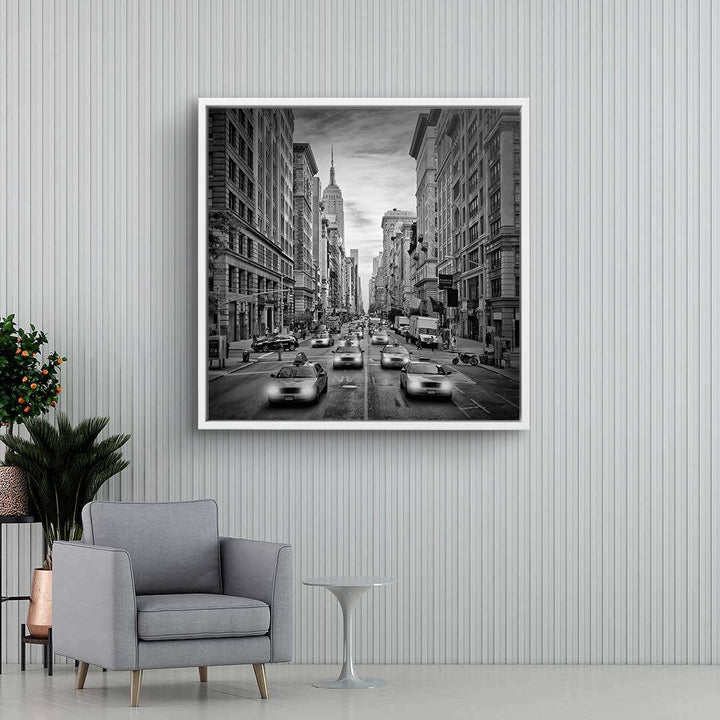 Schwarzweiß Wandbild von New York City mit Empire State Building und 5th Avenue im modernen Wohnzimmer