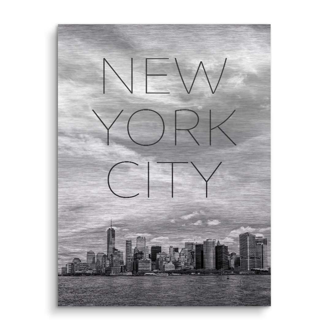 Schwarz-weiß Wandbild New York City Skyline mit Schriftzug, moderne Stadt Kunst auf Metalloptik.