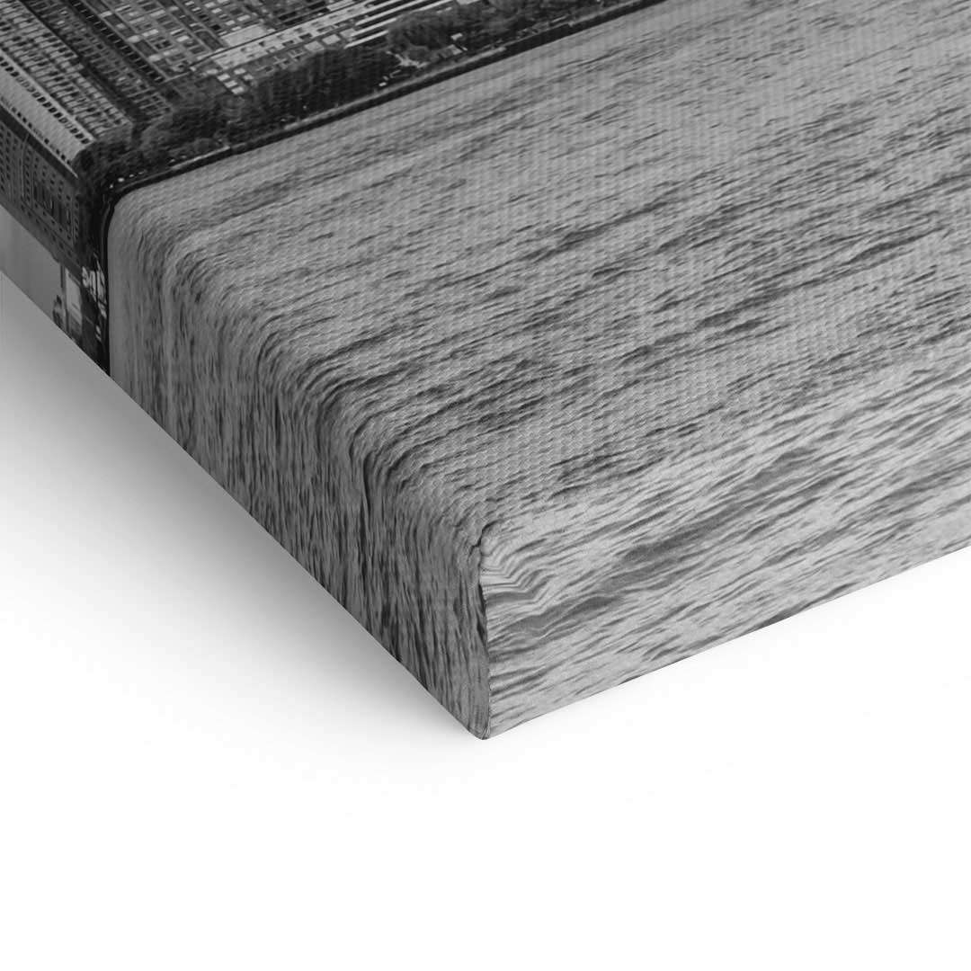 Detailaufnahme einer schwarz-weißen NYC-Leinwand, Struktur und Kanten des Wandbildes sichtbar