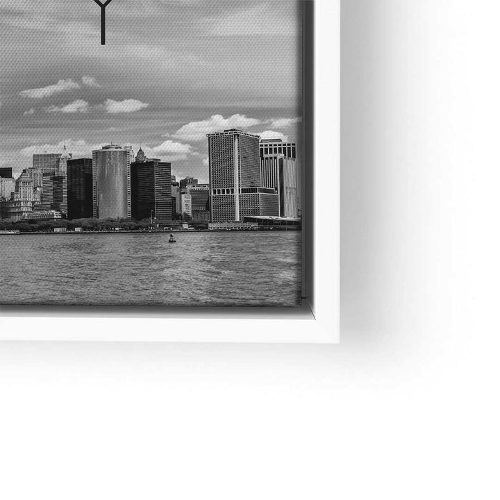 Schwarz-weiß Wandbild mit New York City Skyline und Wasser im Vordergrund, moderner Kunstdruck
