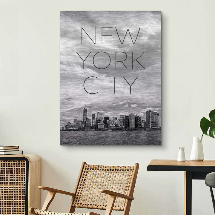 Modernes Wandbild in Schwarz-Weiß mit New York City Skyline und großem Schriftzug