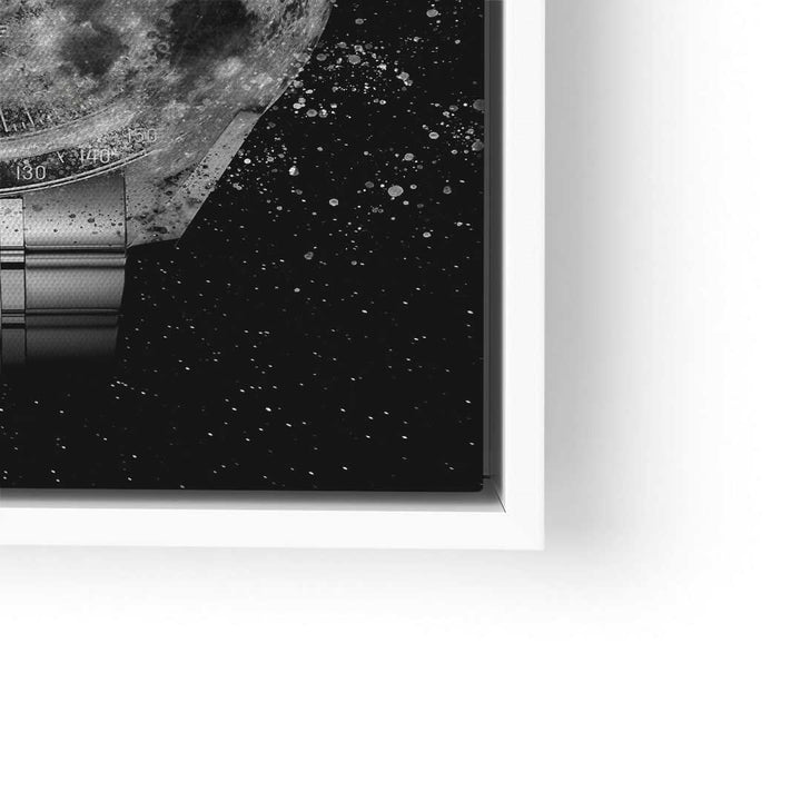 Modernes Wandbild mit Mond, Uhr-Elementen und schwarzem Sternenhimmel in weißem Rahmen