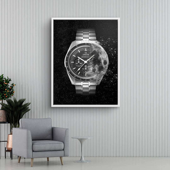 Modernes Wandbild mit silberner Armbanduhr und Mondmotiv im Wohnzimmer, kreative Kunst